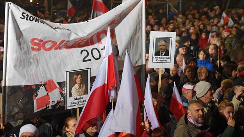 Uczestnicy uroczystości odsłonięcia pomnika Lecha Kaczyńskiego