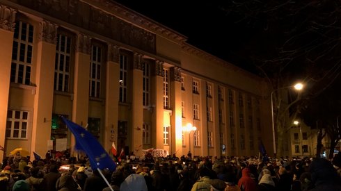 Kilkaset osób zebrało się dziś o 19 na placu Dąbrowskiego, by zaprotestować przeciw forsowanej przez PiS rewolucji w sądownictwie i w ordynacji samorządowej.