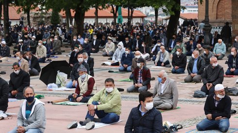 Piątkowa modlitwa wiernych przed meczetem Haci Bayram w Ankarze. Fot. Adem ALTAN / AFP 