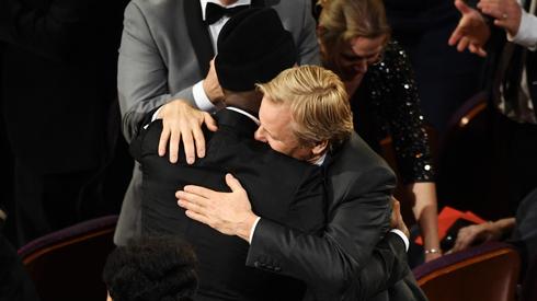 Viggo Mortensen gratuluje Mahershali Aliemu Oscara