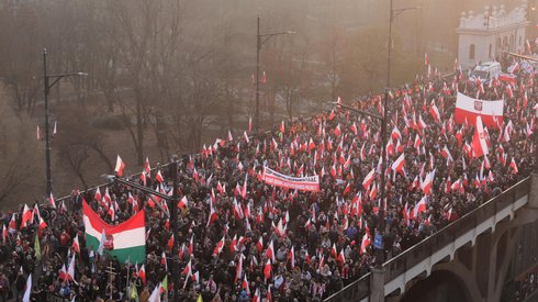 Zdj. PAP/ Paweł Supernak. Uczestnicy Marszu Niepodległości na moście Poniatowskiego.