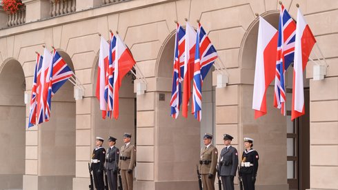 Oczekiwanie na gości w Pałacu Prezydenckim. Fot. PAP/Marcin Kmieciński