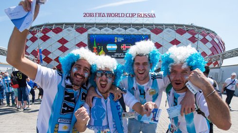 Pod stadionem Spartaka sporo kibiców Argentyny... (fot. PAP/EPA)