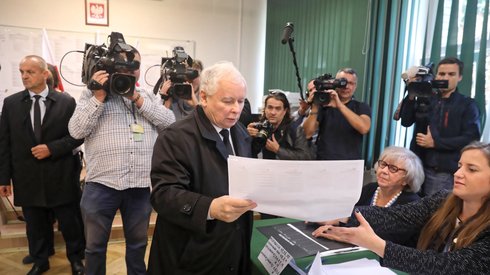 Z kolei Jarosław Kaczyński głosował dziś w Warszawie (Fot. Tomasz Gzell/PAP)