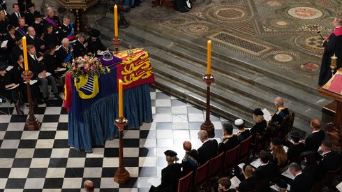 Trumna z ciałem królowej w opactwie westminsterskim, fot. Gareth Fuller/PAP/EPA