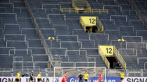 Puste trybuny na meczu (fot. PAP/EPA)