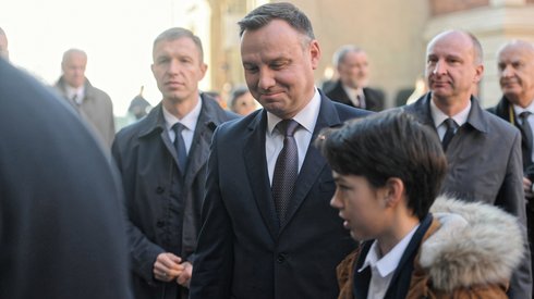 W dzień Wszystkich Świętych prezydent Andrzej Duda modlił się i złożył kwiaty na grobie Lecha i Marii Kaczyńskich (zdj. PAP/Jacek Bednarczyk)