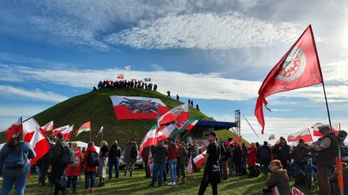 Na kopcu Kraka w Krakowie zbierają się demonstraci