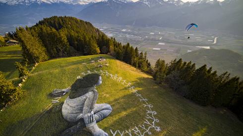 W tym zachwycającym miejscu w Alpach, artysta znany jako Saype namalował wyobrażenie solidaryzującej się w czasie pandemii ludzkości fot. PAP/VALENTIN FLAURAUD