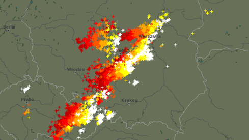 Detektor wyładowań. Czerwone krzyżyki oznaczają wyładowania sprzed dwóch godzin, a białe - wyładowania aktualne. Źródło: blitzortung.org