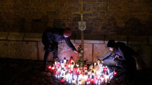 Znicze przed Bazyliką Mariacką w Gdańsku, gdzie odbyła się uroczysta msza święta/PAP/Tomasz Waszczuk