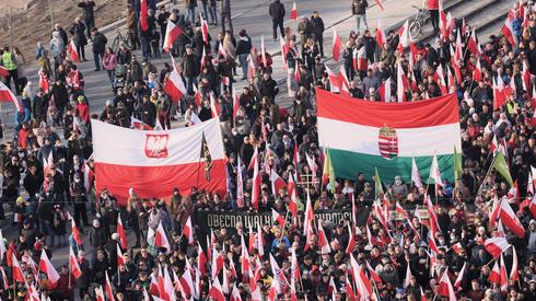 Zdj. PAP/Leszek Szymański. Uczestnicy Marszu Niepodległości. Wśród zgromadzonych oprócz Polaków, pojawili się uczestnicy niosący również flagi Węgier.