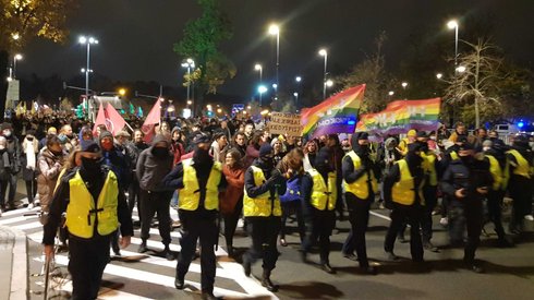 Czoło marszu wchodzi w al. Szucha w Warszawie. Fot. Piotr Halicki