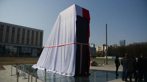 O 15.30 odbędzie się odsłonięcie pomnika ofiar tragedii smoleńskiej na pl. Piłsudskiego (Fot. PAP/Jakub Kamiński)