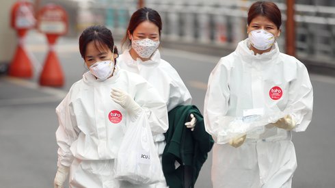  Pracownicy medyczni przygotowują się do zmiany w szpitalu w Daegu w Korei Południowej. Fot: PAP / EPA / Yonhap