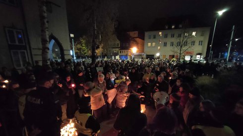 Zdj. Alicja Wirwicka. Szczecin. Protestujący pod siedzibą PiS.