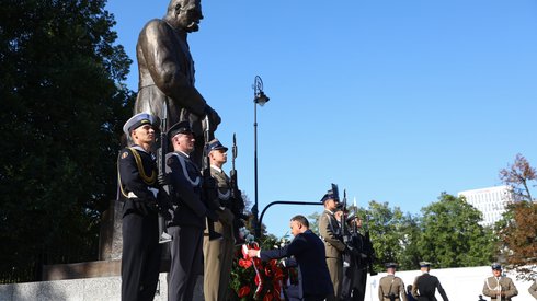 Prezydent Andrzej Duda składa wieniec przed pomnikiem Marszałka Józefa Piłsudskiego na pl Piłsudskiego. Autor: Rafał Guz/PAP