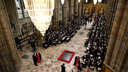 Pierwsi goście w Opactwie Westminsterskim, fot. Gareth Cattermole / POOL / AFP