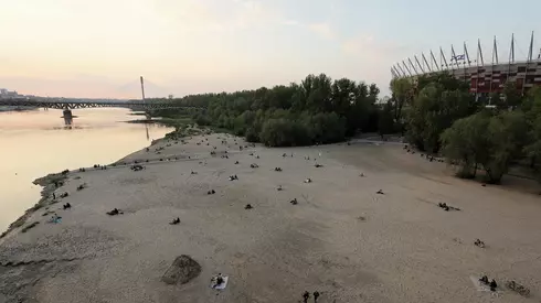 Mieszkańcy stolicy podczas odpoczynku na plaży nad Wisłą. Fot. PAP/Paweł Supernak