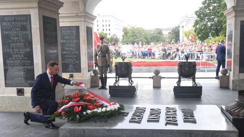 Prezydent Andrzej Duda składa kwiaty przed Grobem Nieznanego Żołnierz. Autor: Bartłomiej Zborowski/PAP