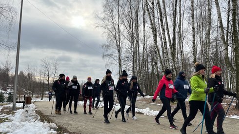 W Szydłowcu sporo dzieje się przy miejskim zalewie. O 11.30 około stu osób wystartowało w Marszu Nordic Walking. Mali i duzi spacerują z kijkami parkowymi alejkami. Z kolei o godz. 12.30 rozpocznie się Orkiestrowe Morsowanie. Oczywiście na wszystkich zmarzniętych czeka goraca herbata i kiełbaski z grilla - donosi korespondenet Onetu Piotr Rogoziński