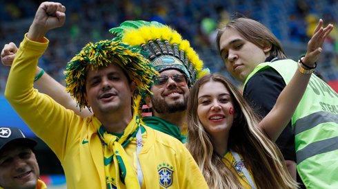 Brazylijscy fani doskonale bawią się na trybunach stadionu w Sankt Petersburgu. Zobaczymy, czy podobne nastroje będą towarzyszyć im za niecałe trzy godziny po końcowym gwizdku (fot. PAP/EPA)