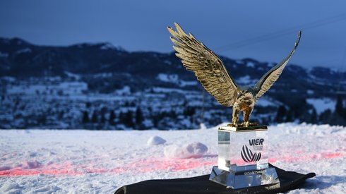 Tak wygląda trofeum dla najlepszego skoczka Turnieju Czterech Skoczni/ PAP/EPA. Autor: PAP/EPA/CHRISTIAN BRUNA