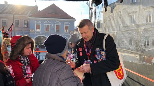 Bogdan Wenta od rana zbiera pieniądze dla WOŚP. O godz. 18 w Kieleckim Centrum Kultury rozpocznie się koncert połączony z licytacjami. Będzie tam można wylicytować dzień w fotelu prezydenta Kielc.