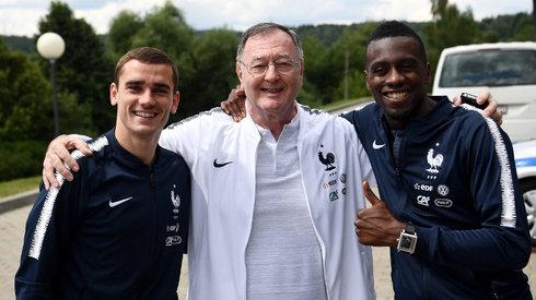 Griezmann (z lewej) i Matuidi po dzisiejszej konferencji prasowej (fot. AFP)