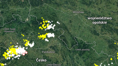 Do Polski z Czech od południowego wschodu wkraczają kolejne komórki burzowe