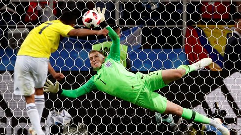 Bohaterem Anglików został wczoraj bramkarz Jordan Pickford (fot. PAP/EPA)