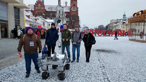 Łazik ARGO3 cieszy się dużą popularnością. Pieniądze dla WOŚP razem ze studentami Politechniki Białostockiej zbiera od godz. 11. Idą na rekord - donosi nasza korespondentka z Białegostoku Martyna Bielska.