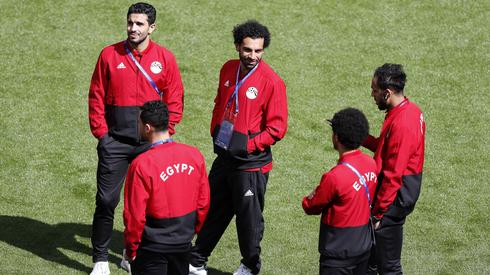 Mohamed Salah rozpocznie mecz na ławce rezerwowych, ale humor jak widać mimo wszystko mu dopisuje (fot. PAP/EPA)