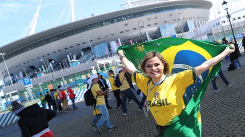 Kibice z Brazylii są już pod stadionem w Sankt Petersburgu, gdzie Canarinhos za godzinę zagrają z Kostaryką (fot. PAP/EPA)