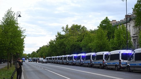 Protestujący w Warszawie zapowiadają, że będą nocować na ulicy. Na zdjęciu radiowozy policjantów pilnujących protest przedsiębiorców. Organizatorem protestu jest kandydat na prezydenta Paweł Tanajno. Protestujący doszli dziś przed KPRM. Fot. PAP/Radek Pietruszka