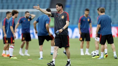 Oficjalny trening reprezentacji Hiszpanii na stadionie w Soczi prowadził już Fernando Hierro, który zastąpił Julena Lopeteguiego na stanowisku selekcjonera (fot. PAP/EPA)