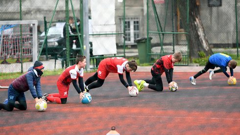 Dziś młodzi piłkarze mieli trening m.in. na jednym z boisk typu „Orlik” w Przemyślu. Fot. PAP/Darek Delmanowicz