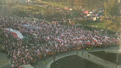 Przy Rondzie gromadzi  się coraz więcej osób.