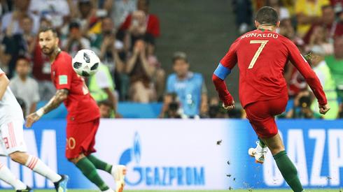 Tak Cristiano Ronaldo strzelił w piątek kapitalnego gola z rzutu wolnego, dają Portugalii remis z Hiszpanią (fot. PAP/EPA)