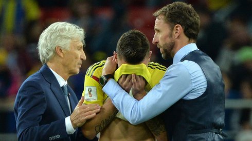 Piękno futbolu - Jose Pekerman i selekcjoner Anglików Garerth Southgate pocieczają kolumbijskiego piłkarza Miguela Borję przegranym przez Kolumbię konkursie 