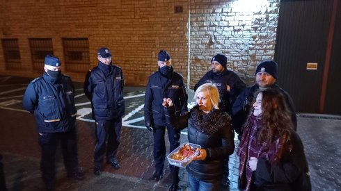 W Poznaniu policjanci nie przyjęli pierniczków od uczestniczek protestu.