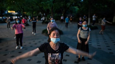 Chinki ćwiczą w parku w Wuhan. Fot. Hector RETAMAL / AFP 