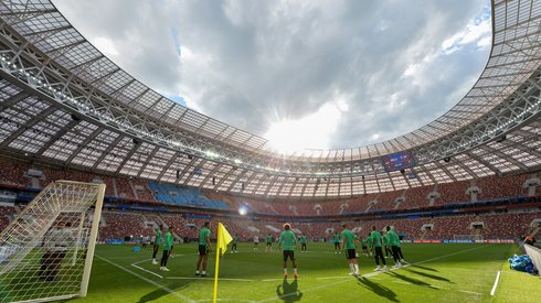 Tak prezentował się stadion Łużniki podczas oficjalnego środowego treningu reprezentacji Arabii Saudyjskiej. Na tym obiekcie zostanie rozegrany nie tylko mecz otwarcia, ale także finał mundialu (fot. PAP/EPA)