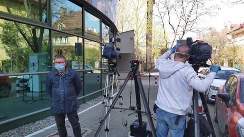 Dziennikarze czekają na konferencję Jarosława Gowina pod Radiem Kraków. Fot. B. Paturej