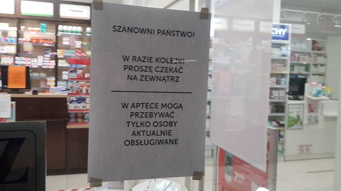 Kartki z takimi informacjami pojawiły się już wczoraj przed aptekami w Warszawie. Ludzie chcący kupić leki czekają na zewnątrz. Na zdjęciu drzwi jednej z aptek na warszawskiej Woli /fot. Piotr Halicki