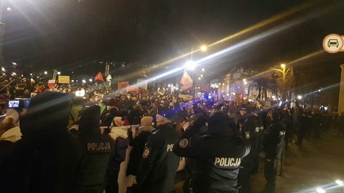 Protest trwa w Krakowie. Marsz dotarł na ulicę Franciszkańską przed siedzibę kurii 