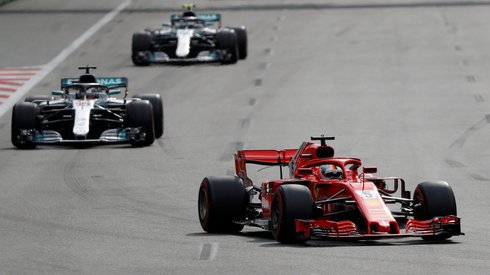 Sebastian Vettel, Lewis Hamilton oraz Valtteri Bottas na początku wyścigu