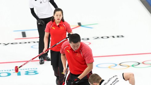 Pojedynek olimpijczyków z Rosji z Chińczykami w curlingu. Autor: PAP/EPA/JAVIER ETXEZARRETA