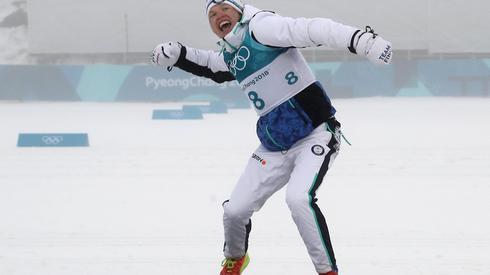 Fiński biegacz Iivo Niskanen po zdobyciu złotego medalu w biegu na 50 km. Autor: PAP/EPA/DIEGO AZUBEL