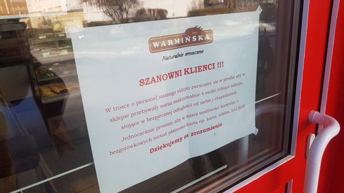 W wielu miejscach na Pomorzu przed wejściem do małych sklepów, aptek, piekarni pojawiły się dzisiaj kartki o podobnej treści. Klienci są proszeni, by w sklepach były maksymalnie 3-4 osoby, kolejni ludzie czekają więc w kolejkach na zewnątrz. W Gdańsku takie obrazki to teraz normalność, ale dzisiaj widzieliśmy, że ludzie zachowują hart ducha i przyjmują takie utrudnienia ze zrozumieniem./ fot. Piotr Olejarczyk